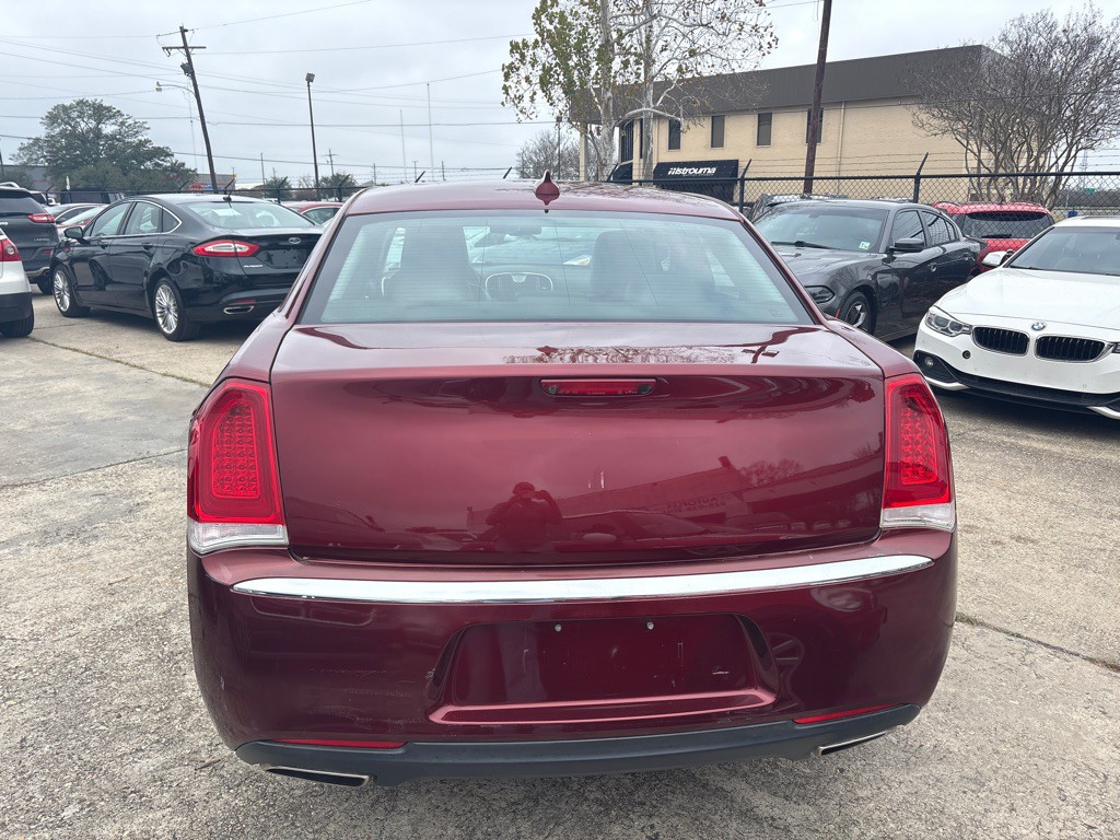 2015 Chrysler 300 Image 4