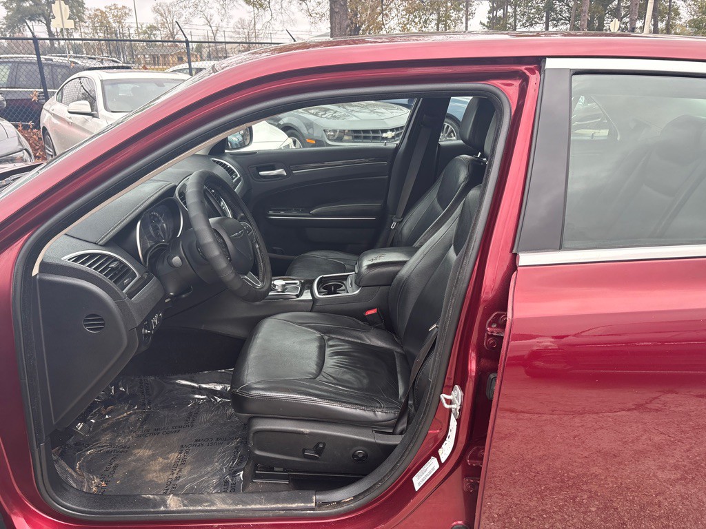 2015 Chrysler 300 Image 9