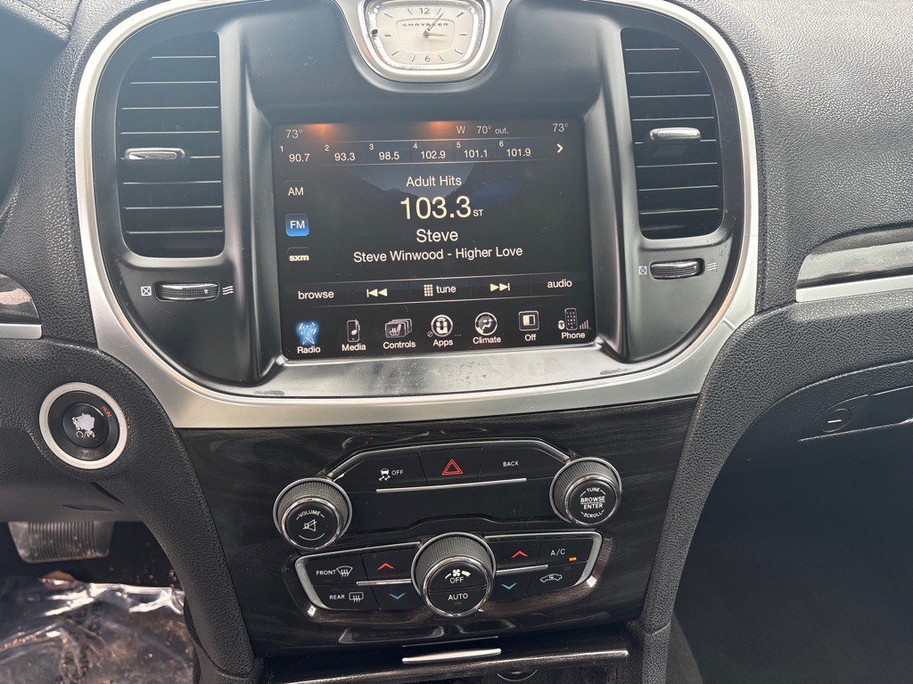2015 Chrysler 300 Image 11