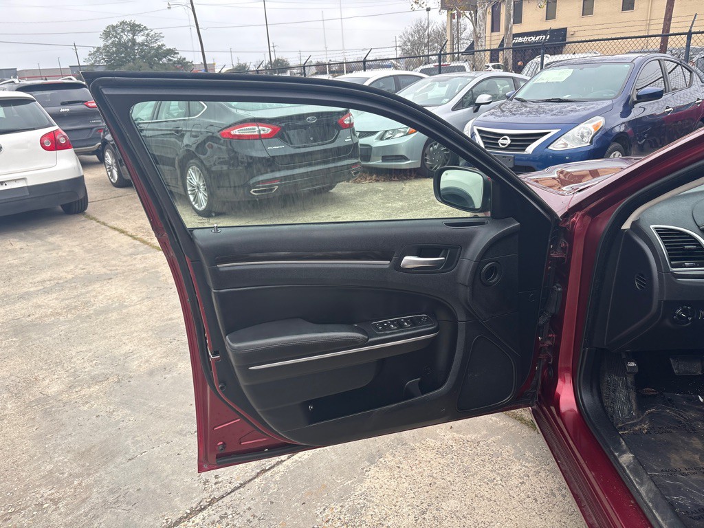 2015 Chrysler 300 Image 14
