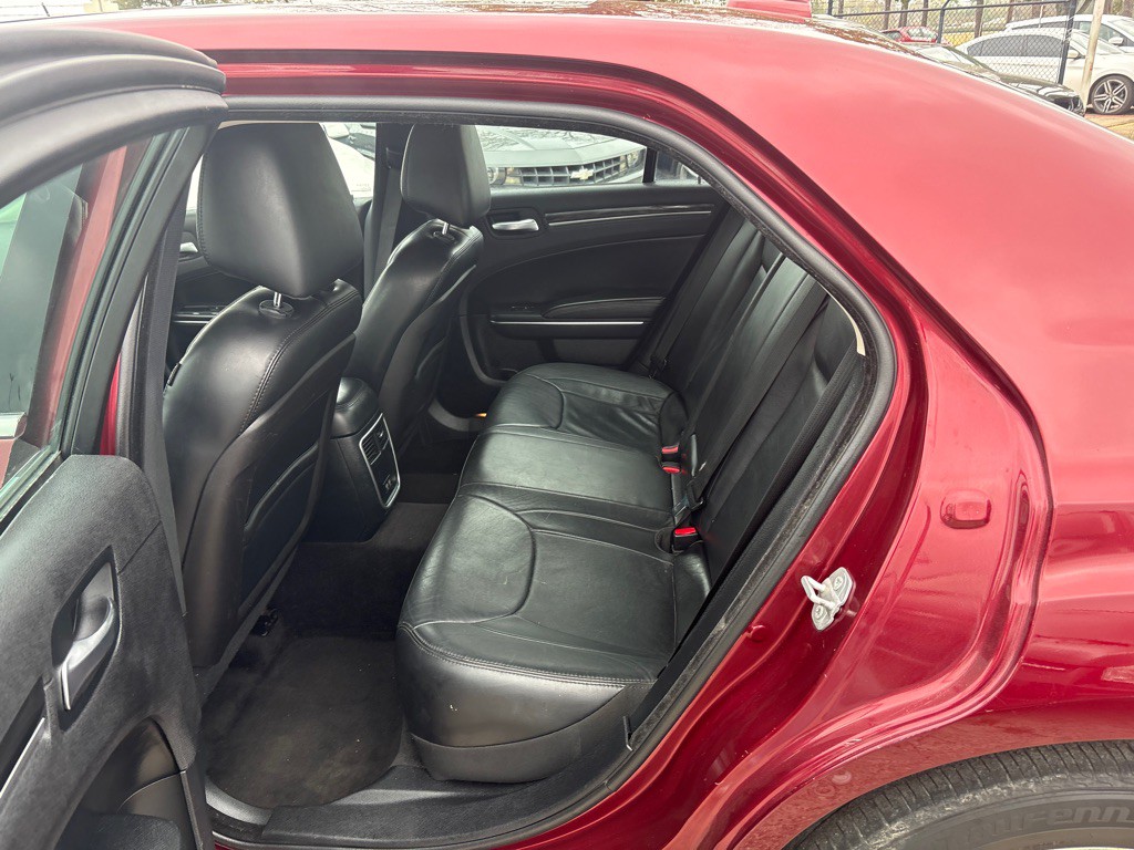 2015 Chrysler 300 Image 16