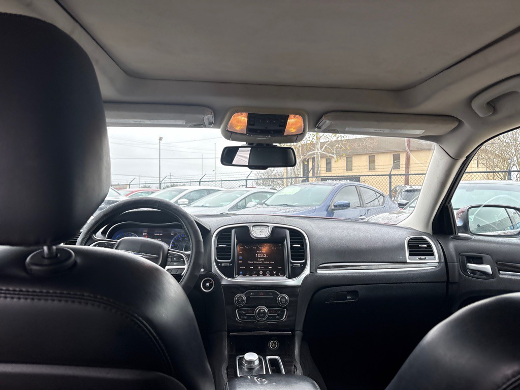 2015 Chrysler 300 Image 17