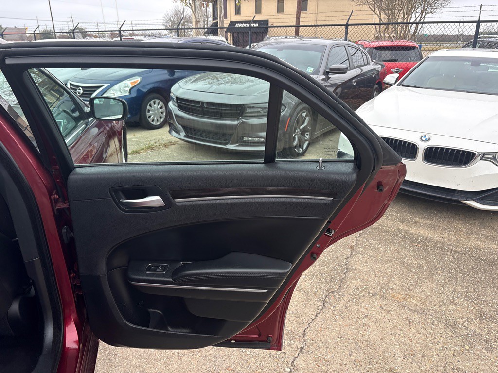 2015 Chrysler 300 Image 21