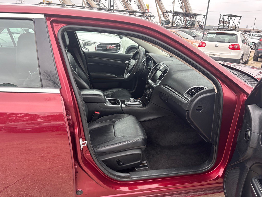 2015 Chrysler 300 Image 23