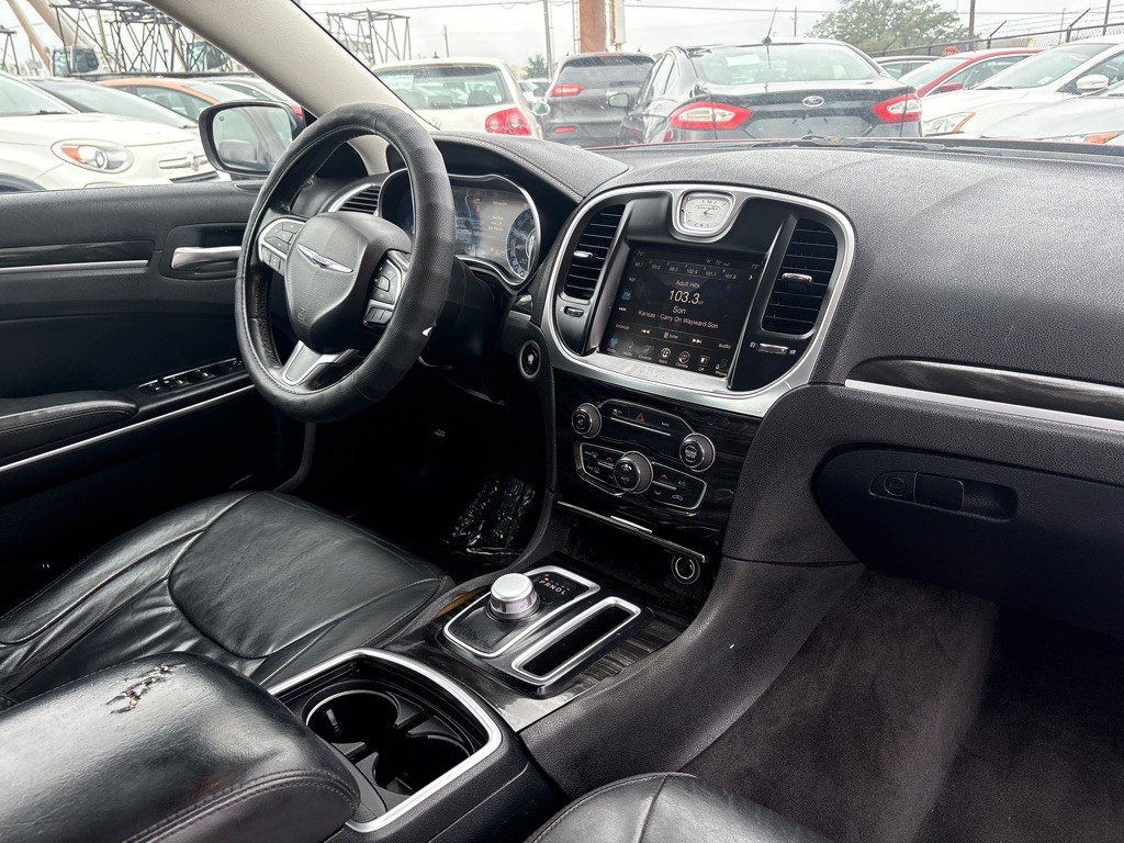 2015 Chrysler 300 Image 24