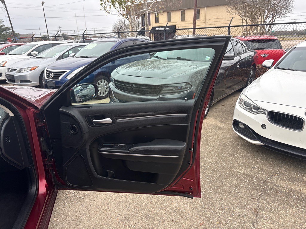 2015 Chrysler 300 Image 25