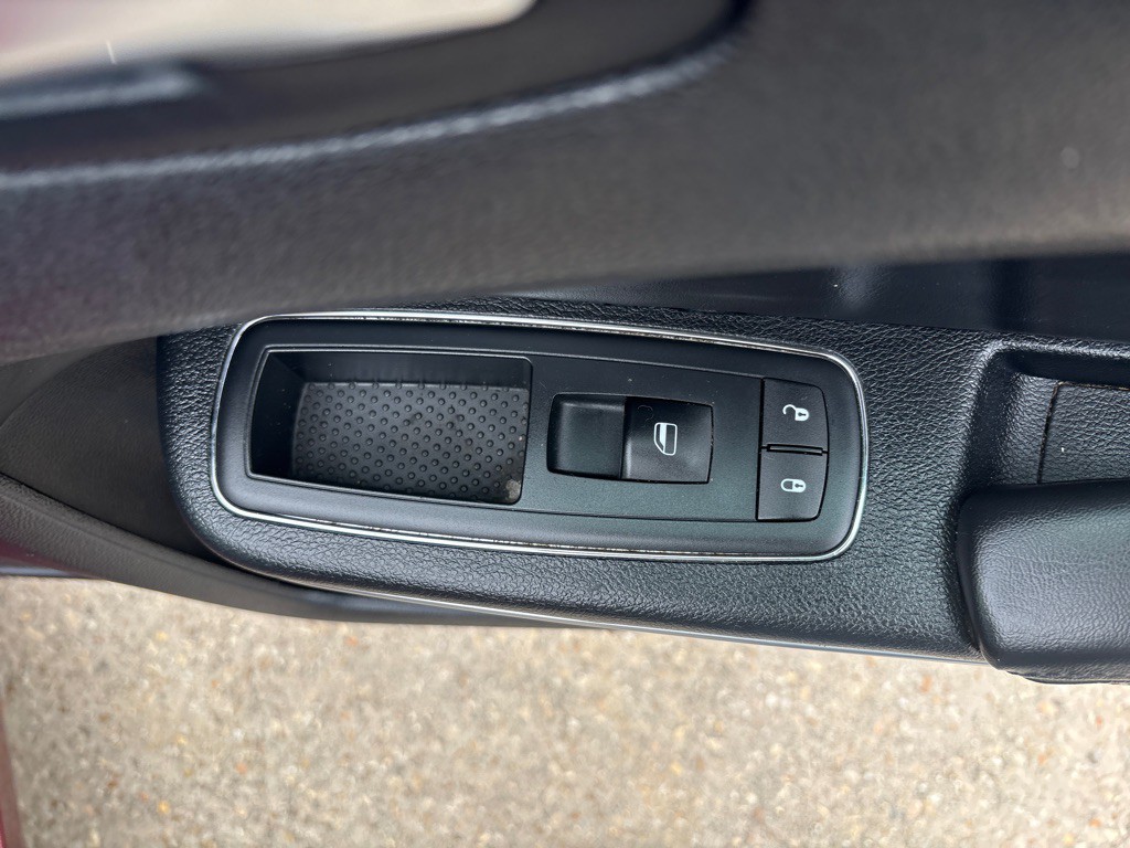 2015 Chrysler 300 Image 26