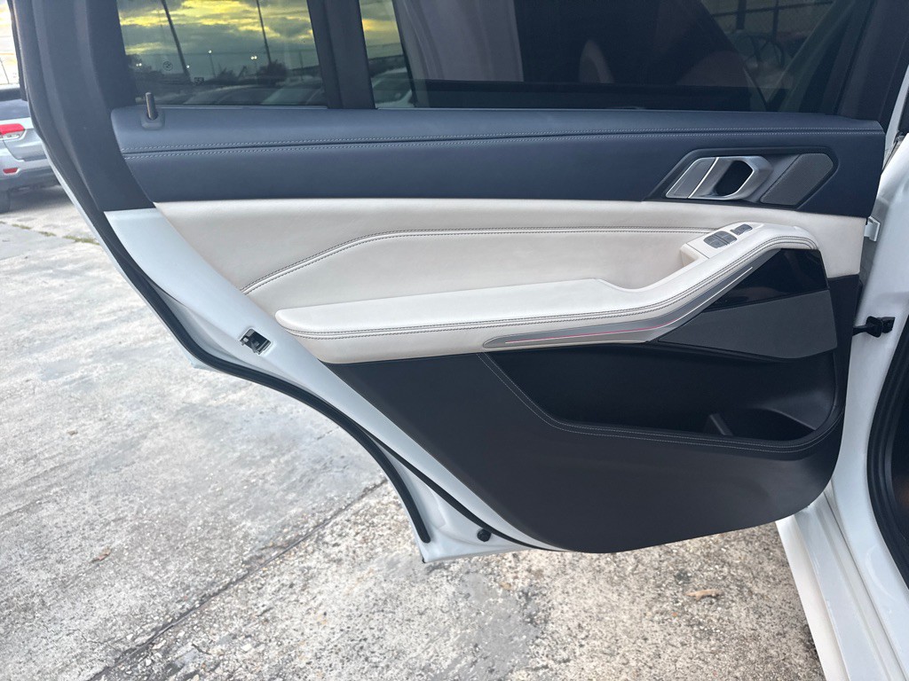 2020 BMW X7 Image 24