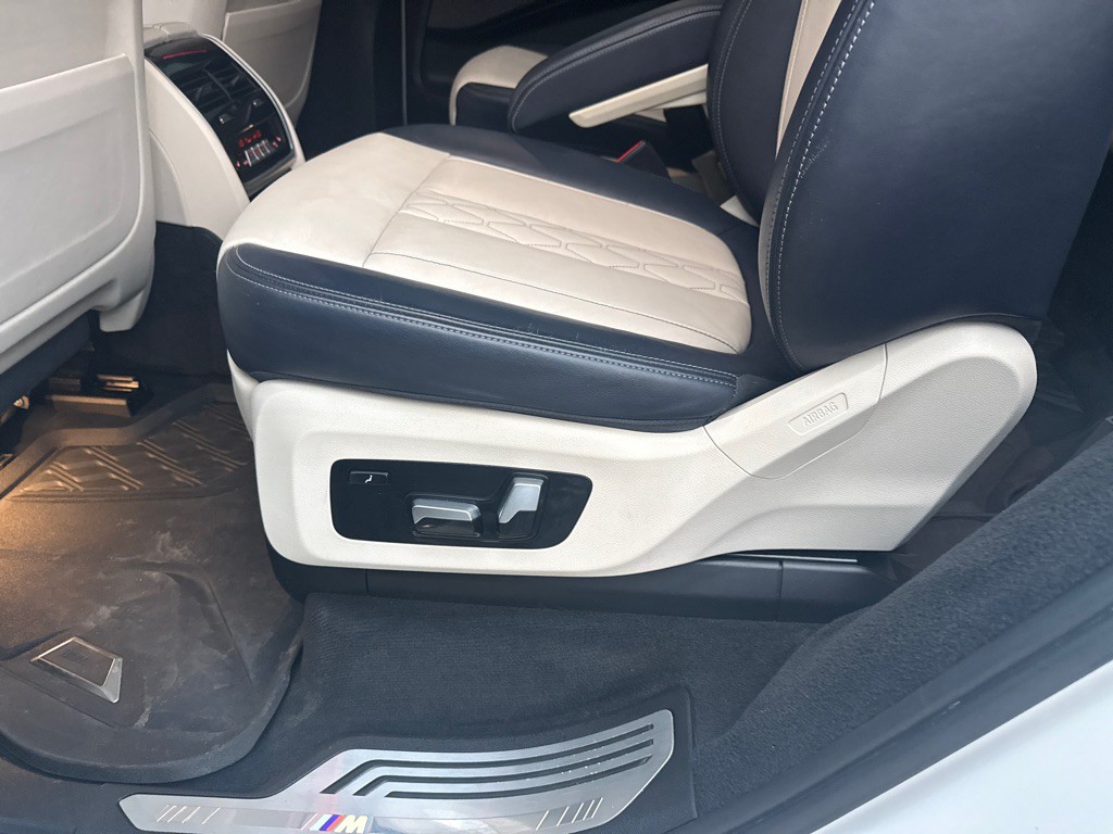 2020 BMW X7 Image 25