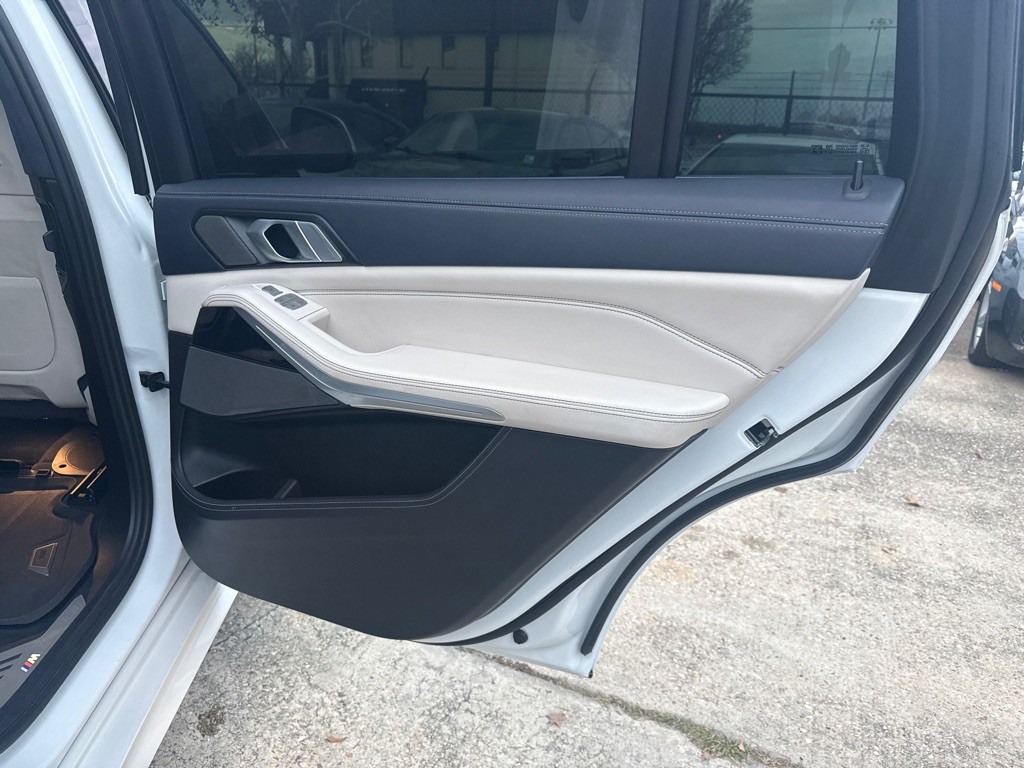 2020 BMW X7 Image 32