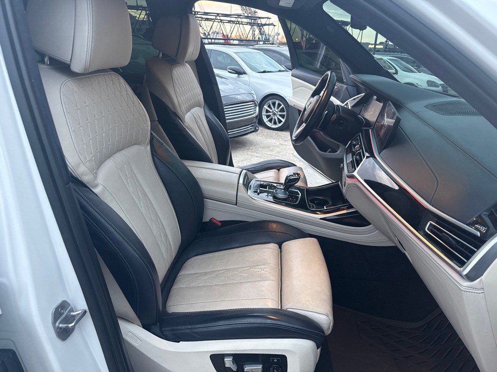 2020 BMW X7 Image 33