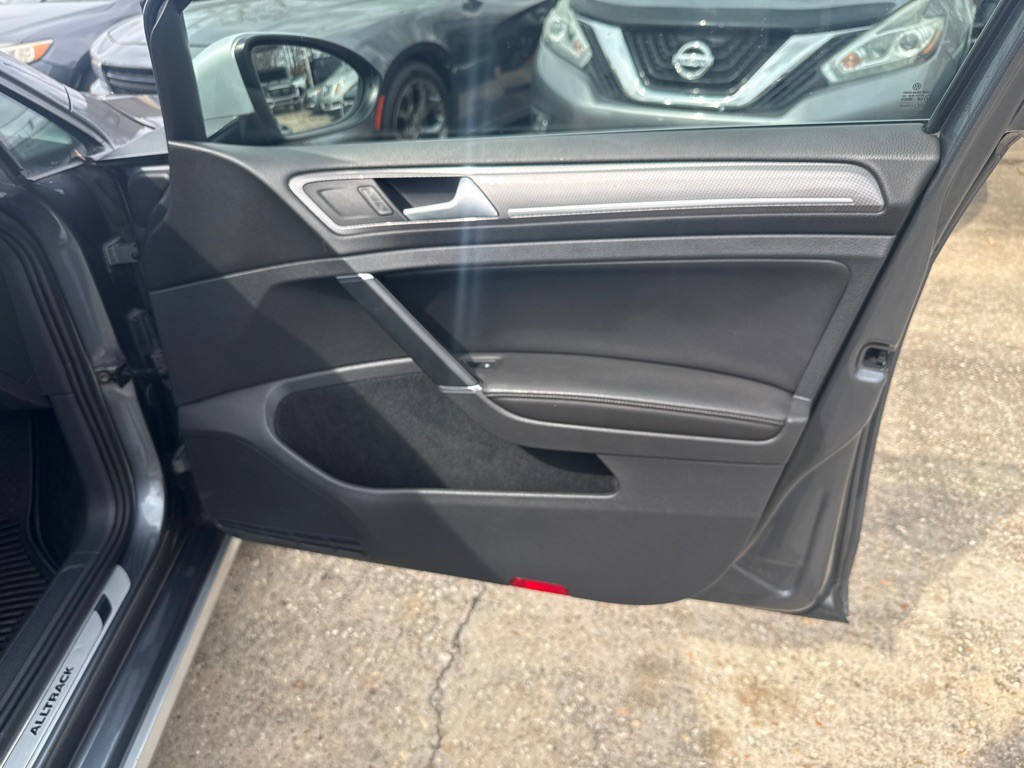 2017 Volkswagen Golf Image 30