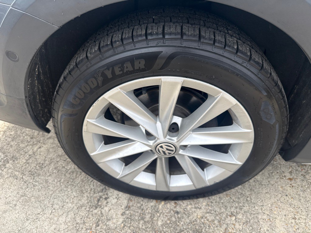 2017 Volkswagen Golf Image 32