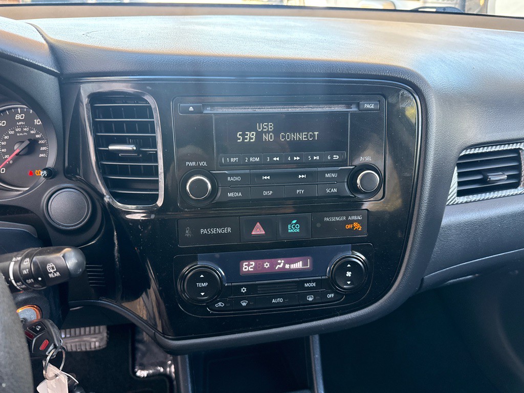 2014 Mitsubishi Outlander Image 14