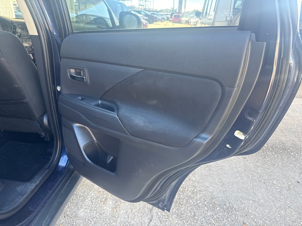 2014 Mitsubishi Outlander Image 23