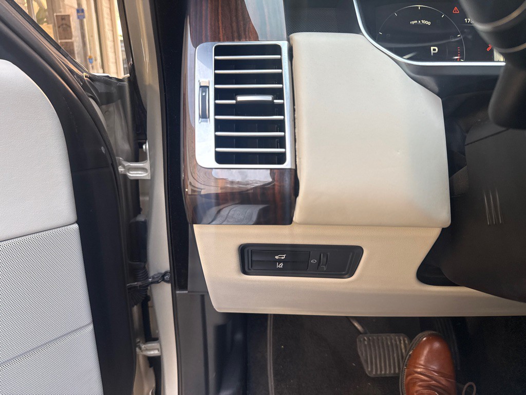 2014 Land Rover Range Rover Image 19