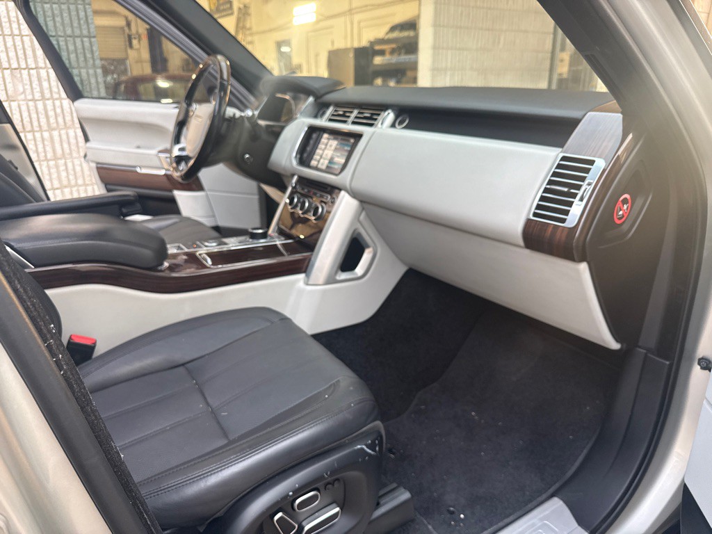 2014 Land Rover Range Rover Image 28
