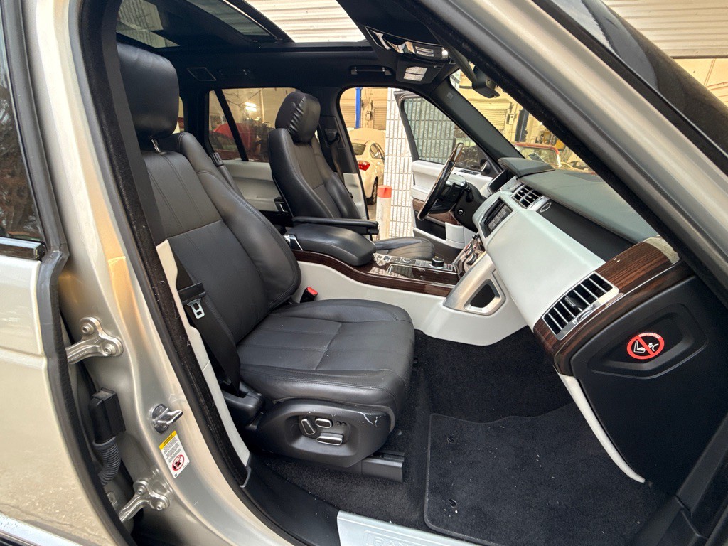 2014 Land Rover Range Rover Image 29