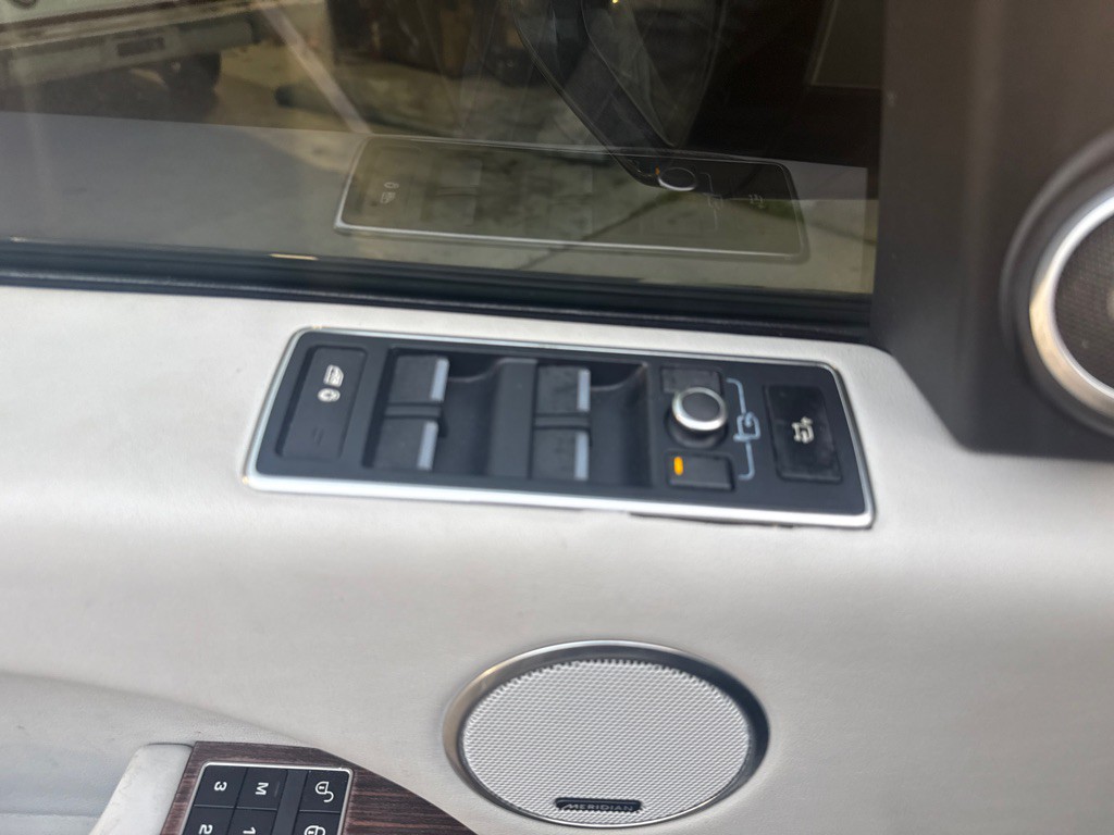 2014 Land Rover Range Rover Image 21