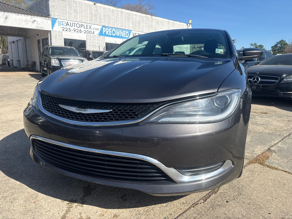 2017 Chrysler 200 Image 2