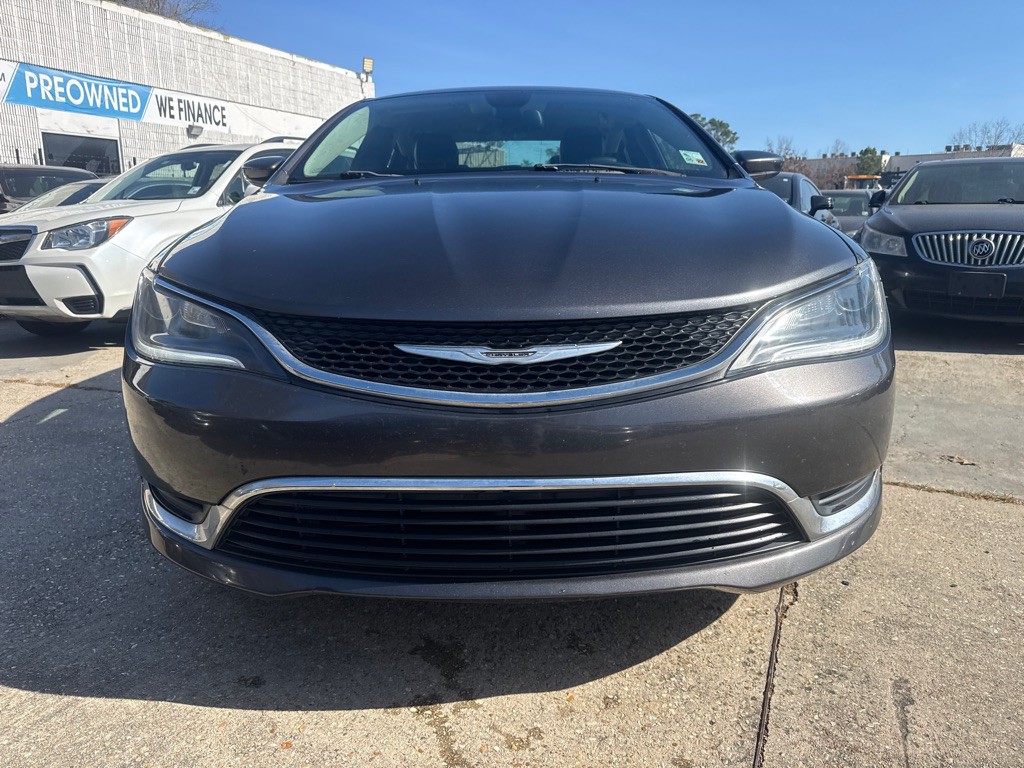 2017 Chrysler 200 Image 3