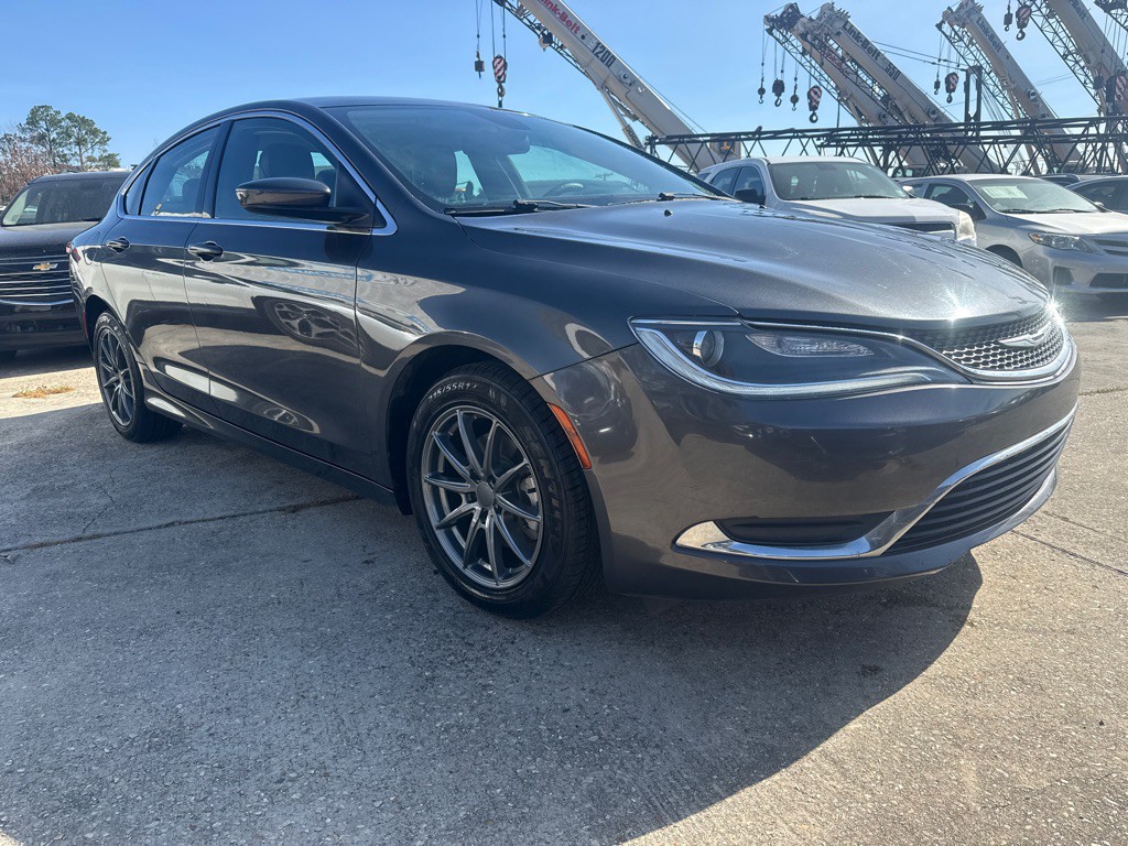 2017 Chrysler 200 Image 4