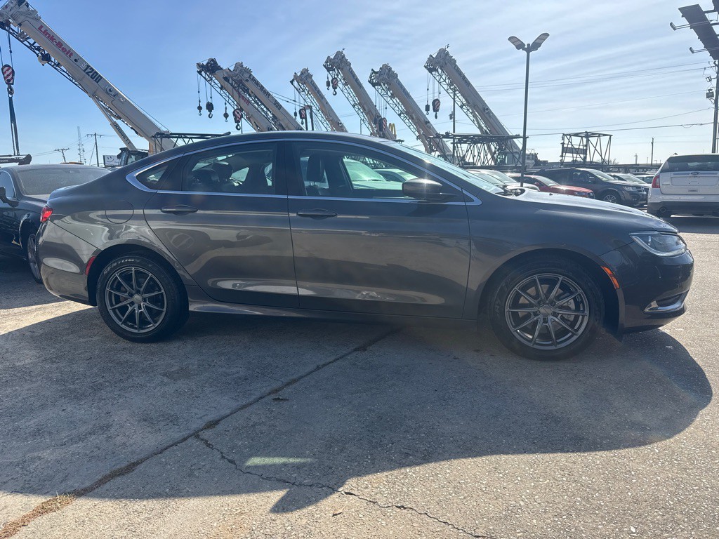 2017 Chrysler 200 Image 5