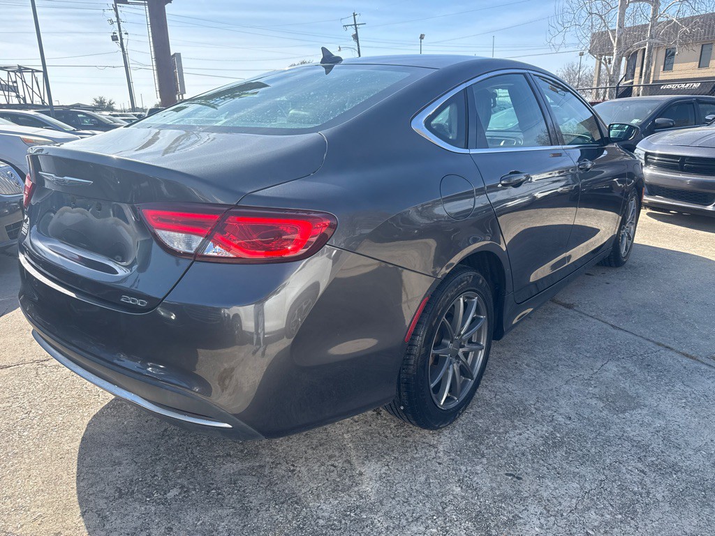 2017 Chrysler 200 Image 6