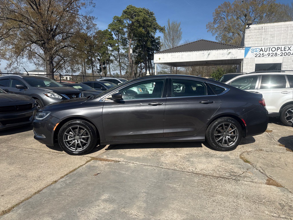 2017 Chrysler 200 Image 8