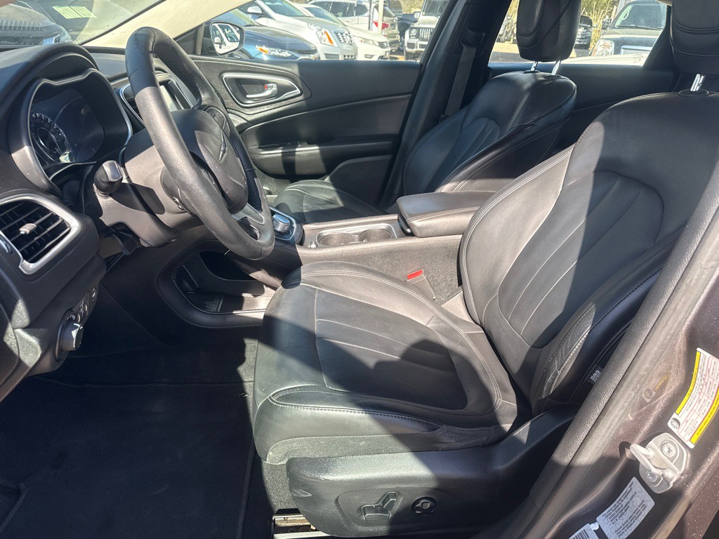 2017 Chrysler 200 Image 9