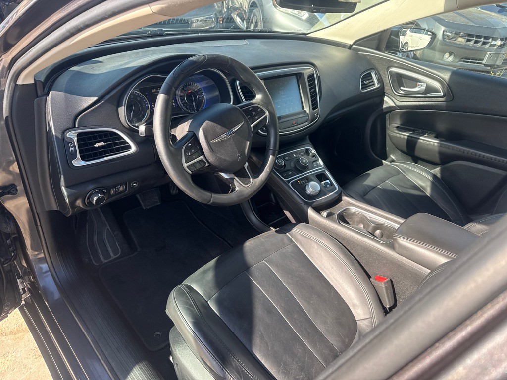 2017 Chrysler 200 Image 10