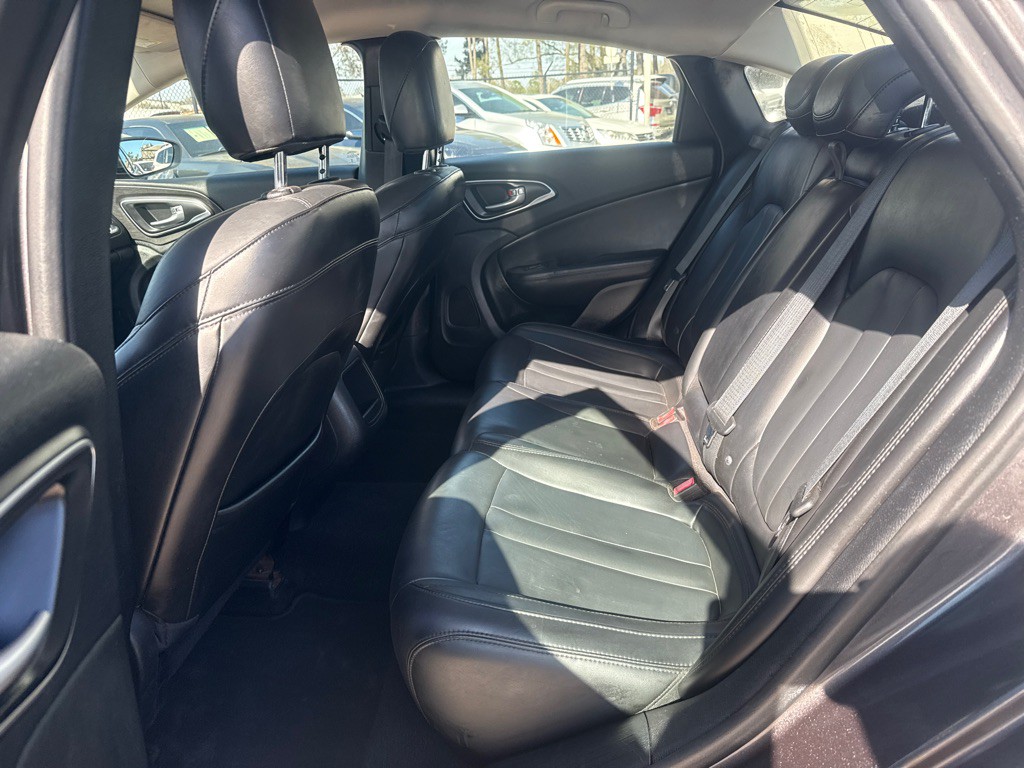 2017 Chrysler 200 Image 11