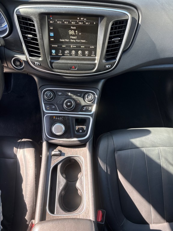 2017 Chrysler 200 Image 13