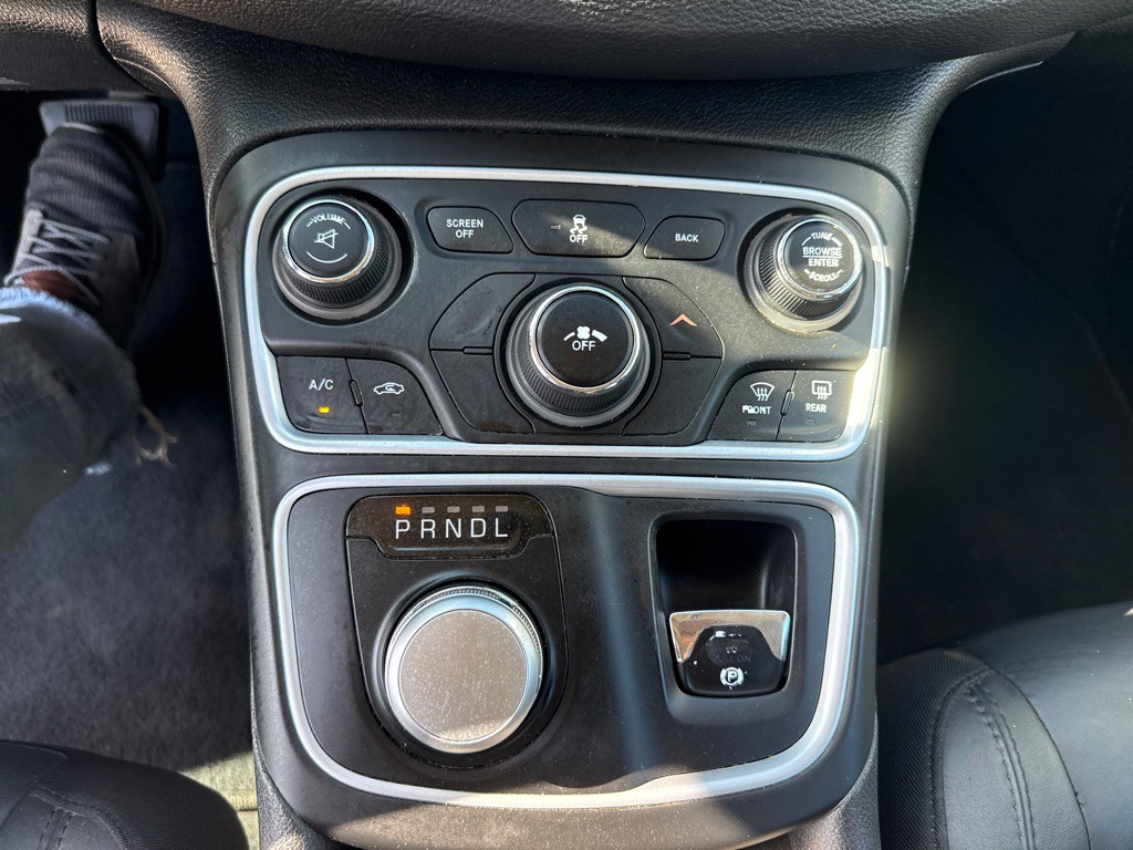 2017 Chrysler 200 Image 15