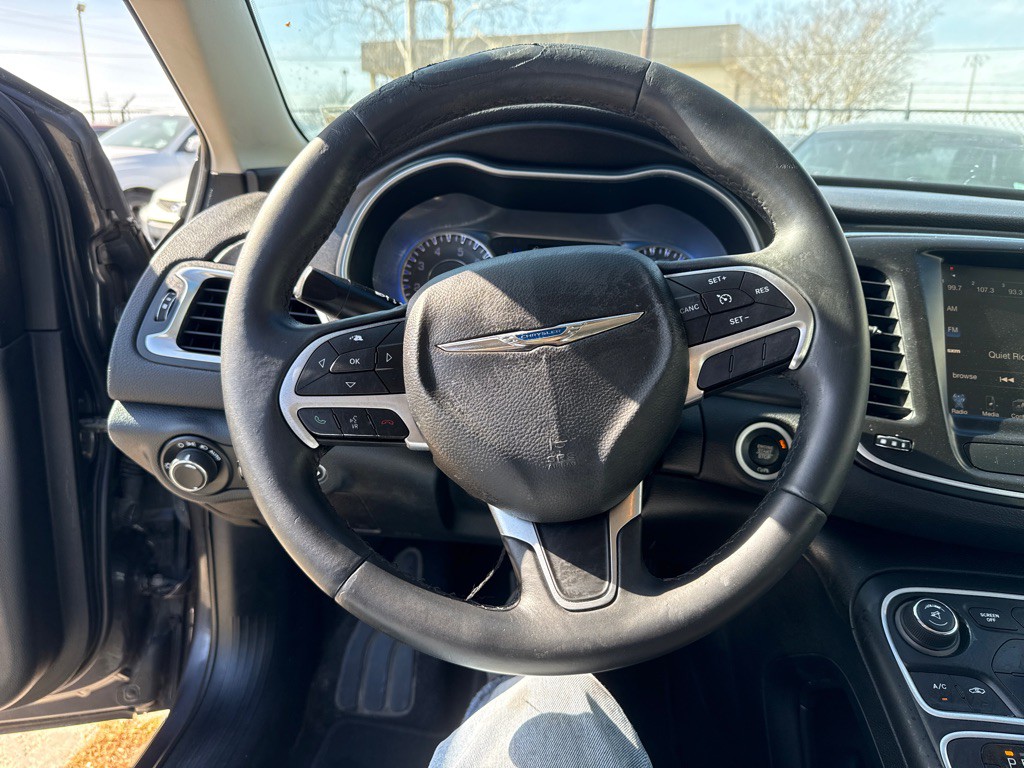 2017 Chrysler 200 Image 16