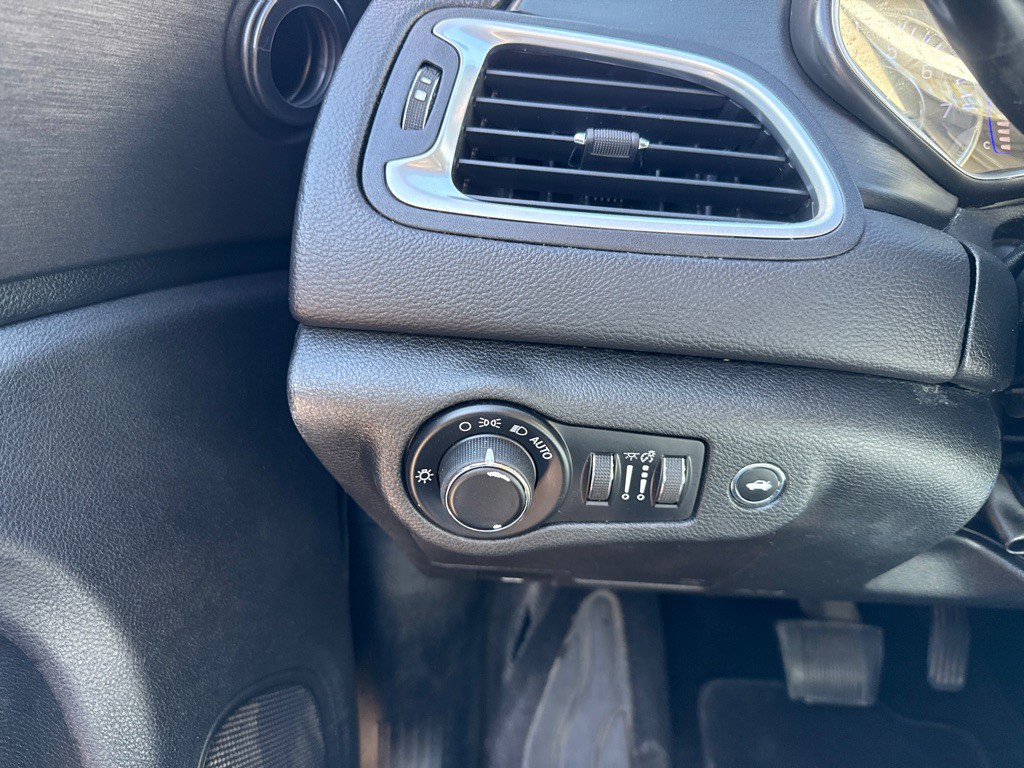 2017 Chrysler 200 Image 18