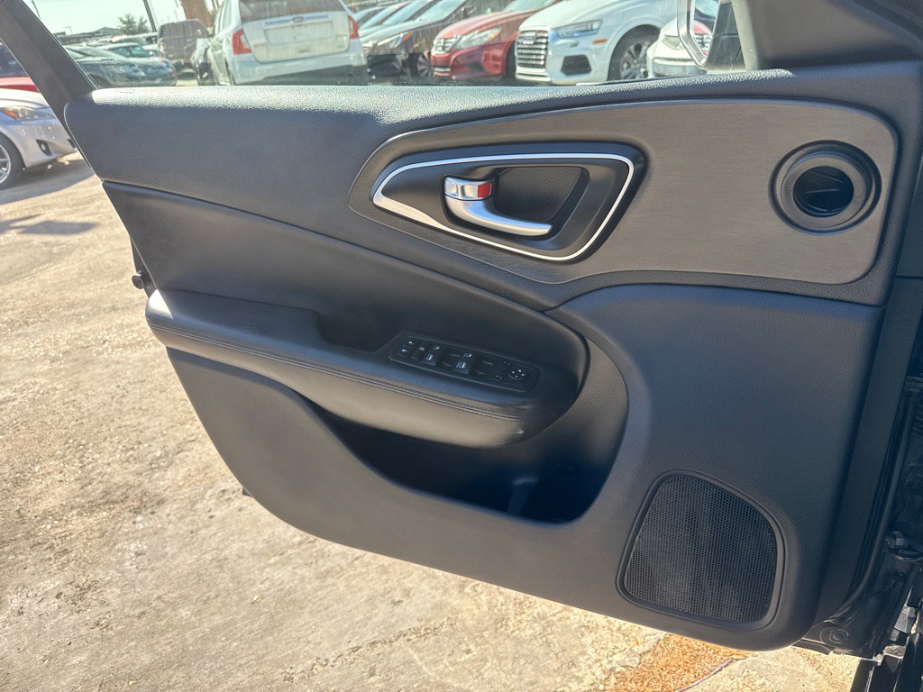 2017 Chrysler 200 Image 19