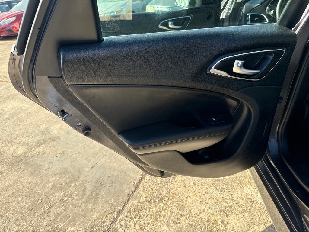 2017 Chrysler 200 Image 21