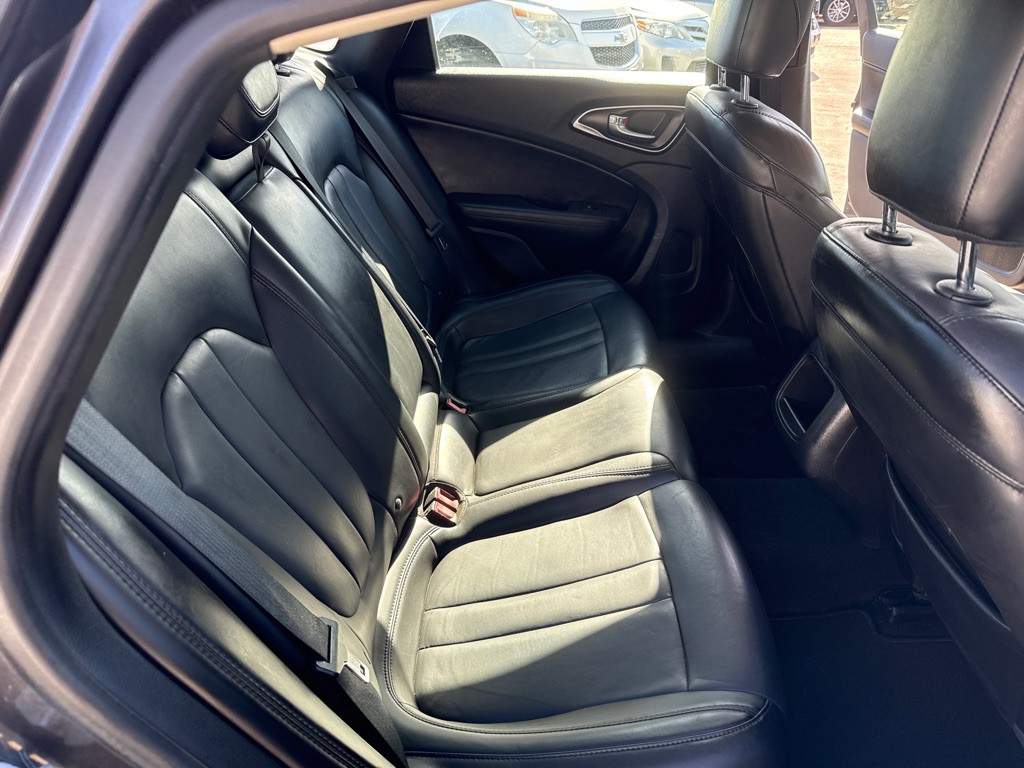 2017 Chrysler 200 Image 22