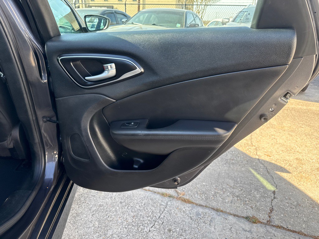 2017 Chrysler 200 Image 23