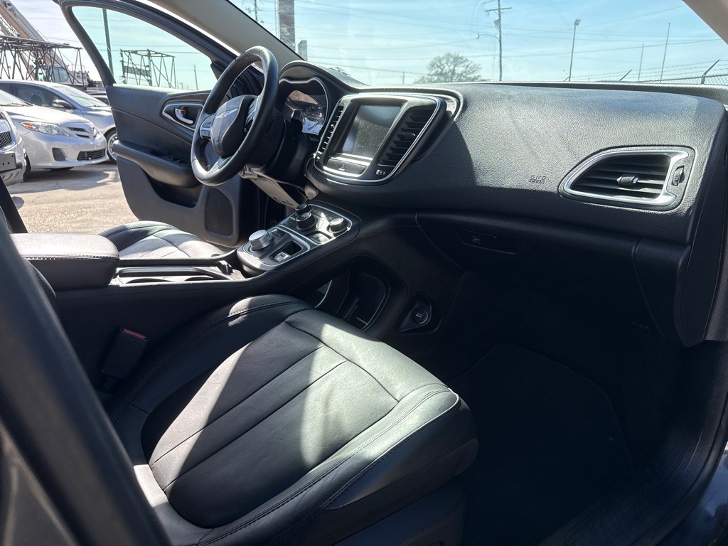 2017 Chrysler 200 Image 24