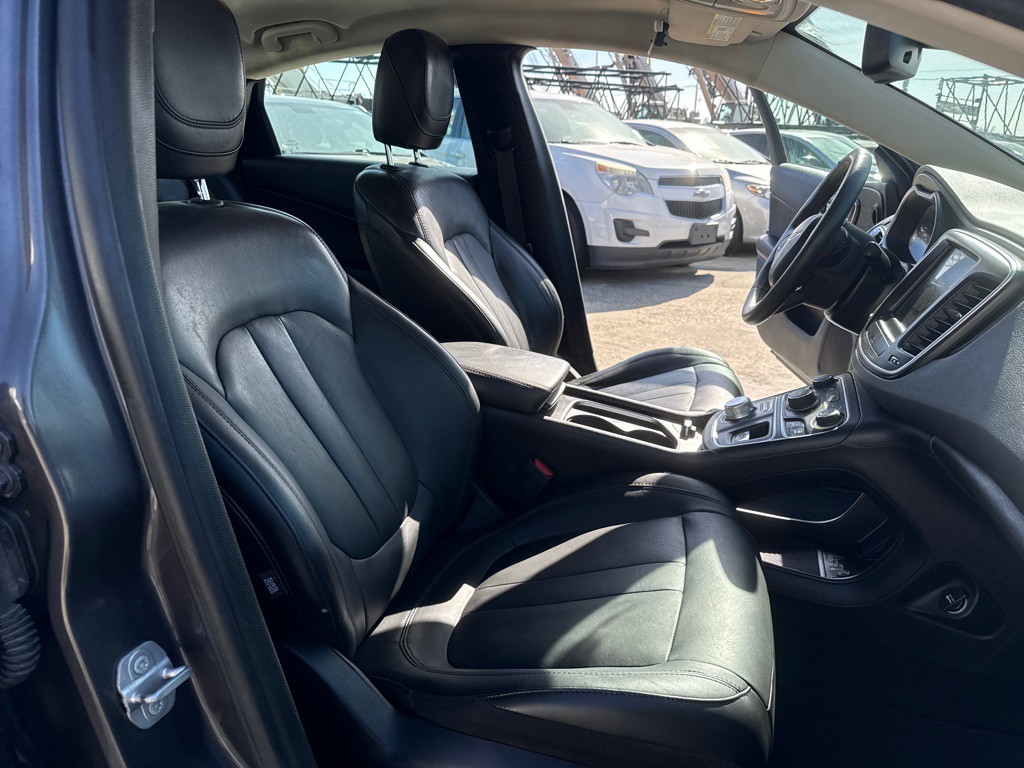 2017 Chrysler 200 Image 25