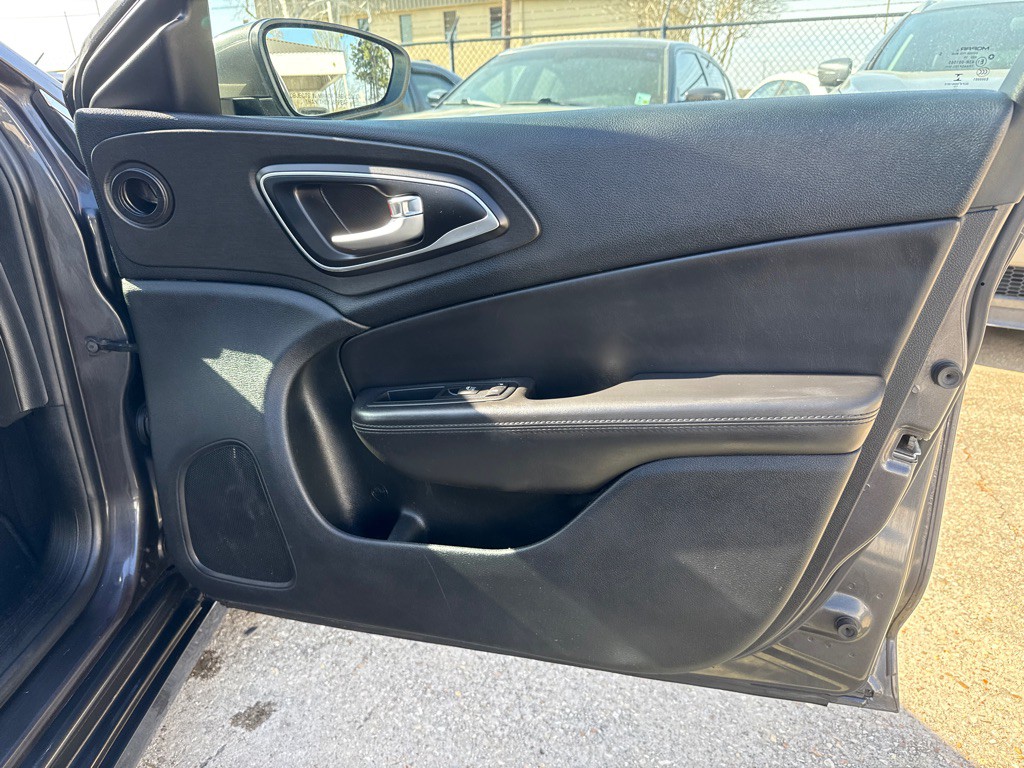 2017 Chrysler 200 Image 26