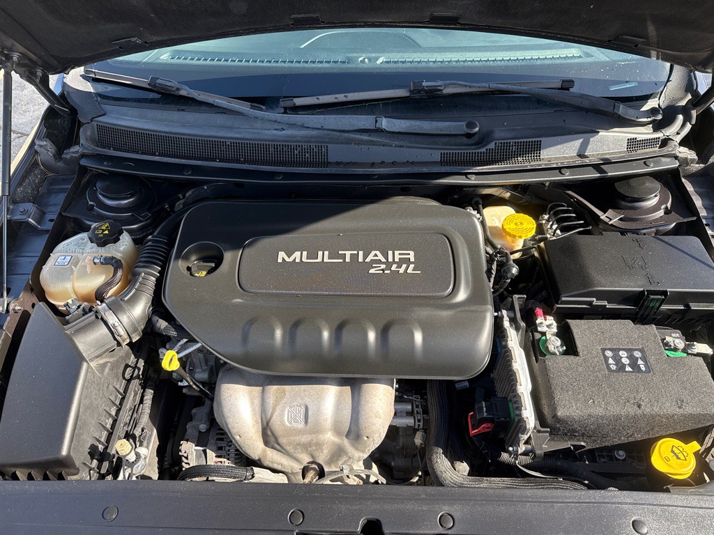 2017 Chrysler 200 Image 31