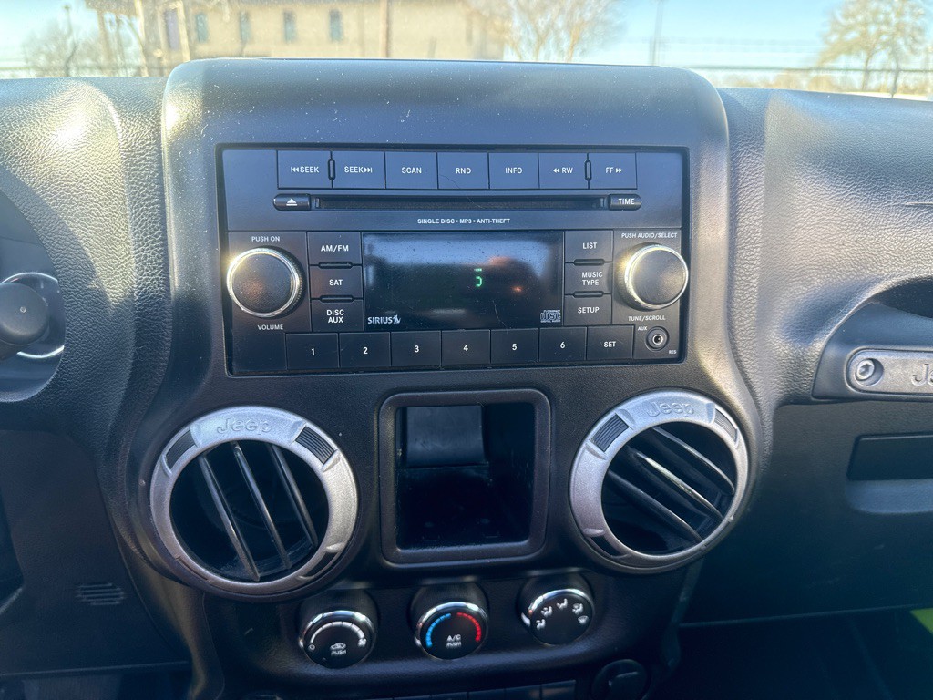 2012 Jeep Wrangler Image 18