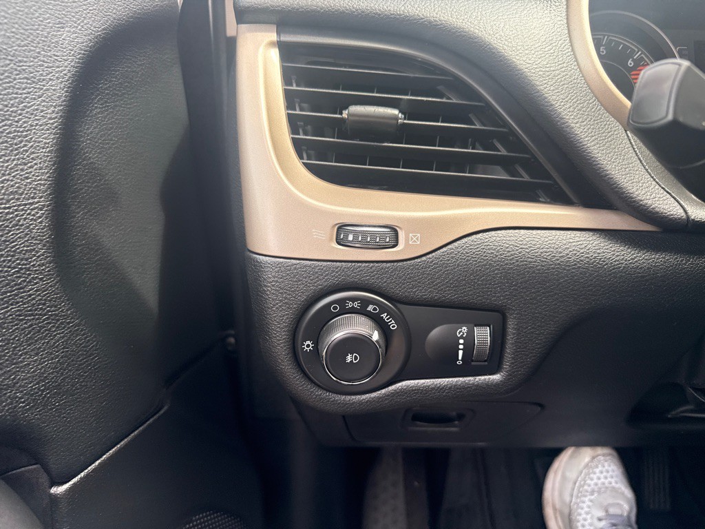 2018 Jeep Cherokee Image 24