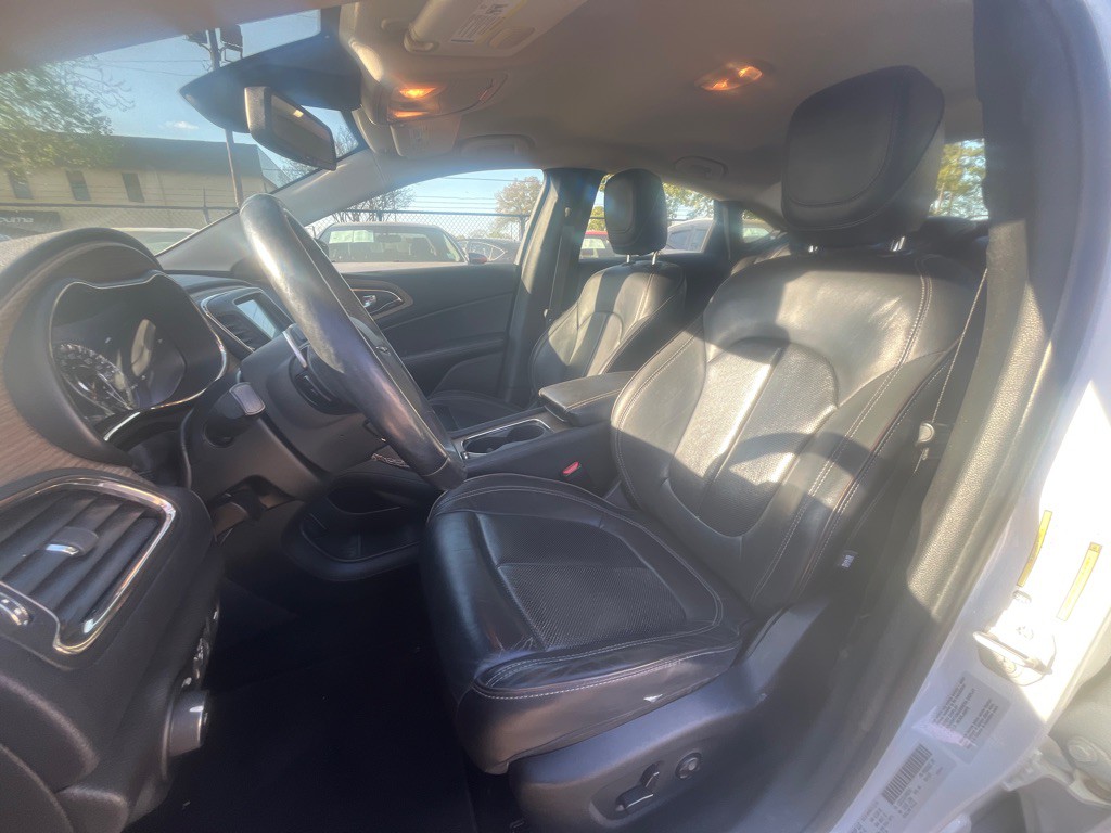 2015 Chrysler 200 Image 10