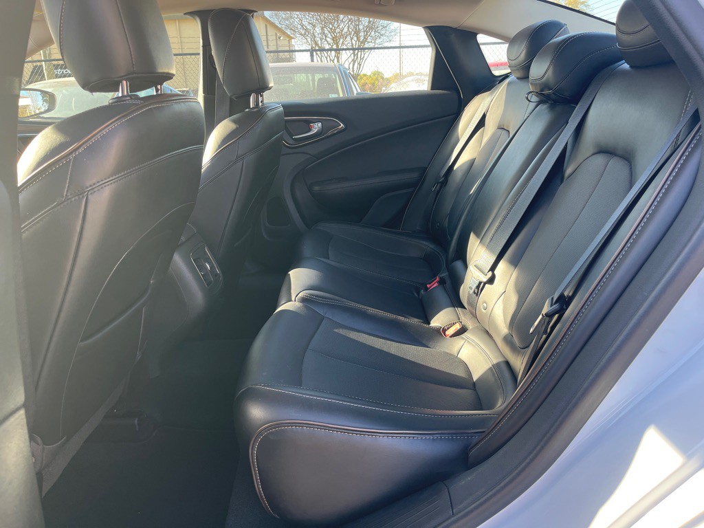 2015 Chrysler 200 Image 12