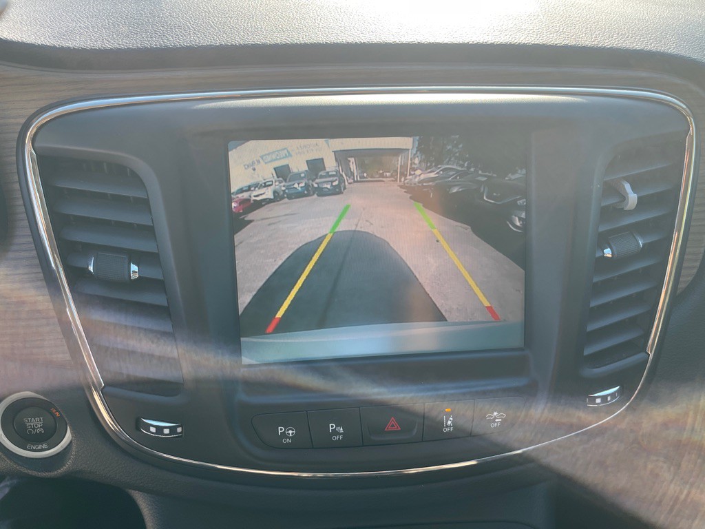 2015 Chrysler 200 Image 16