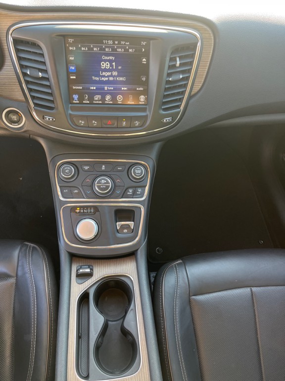 2015 Chrysler 200 Image 17